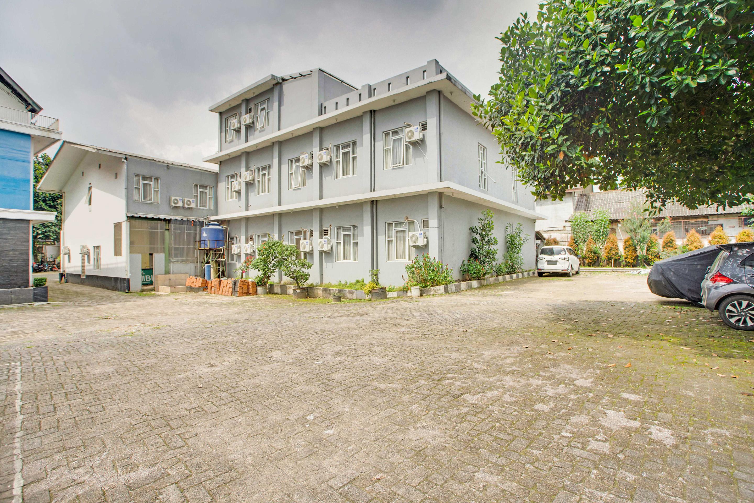 Reddoorz @ Hotel Arimbi Dewi Sartika Baru Bandung Exteriér fotografie
